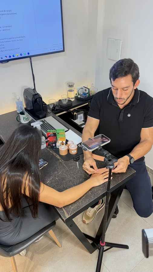 Dr. João Lucas aplica bandagem elástica durante uma aula prática
